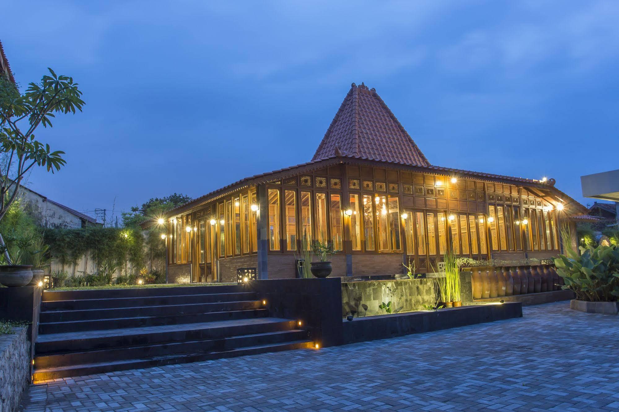Burza Hotel Yogyakarta Exterior photo